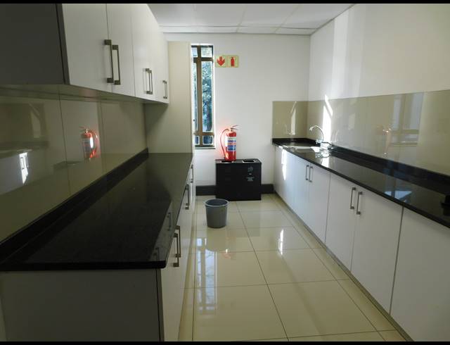 182M² OFFICE TO LET IN HYDE PARK